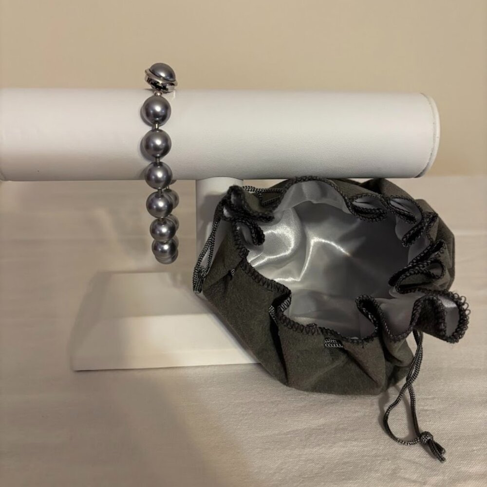 Beautiful Pearl Bracelet in Silver Tone (7.5") with Pouch